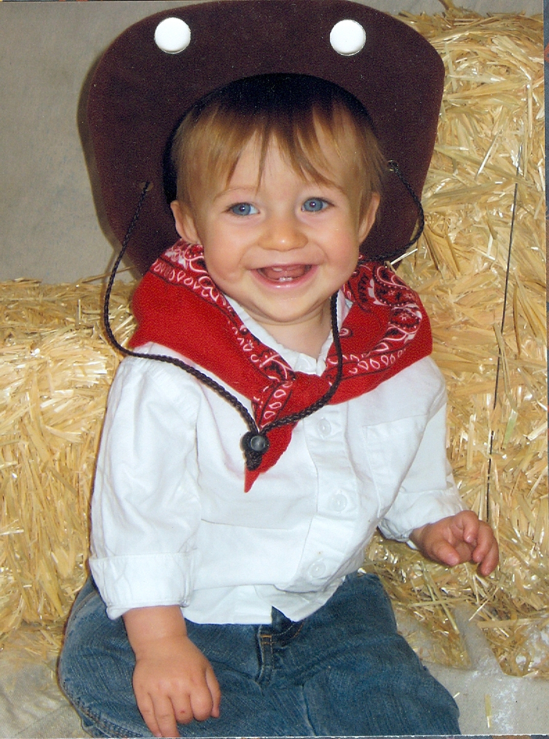 Hudson's first birthday 2008.jpg